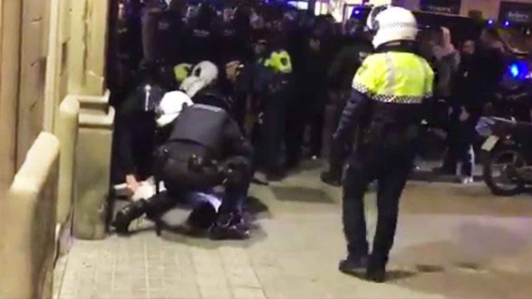 La Guardia Urbana, arrestando a dos de los implicados en la pelea entre 'indepes' y constitucionalistas en Barcelona / CatalunyaDiari