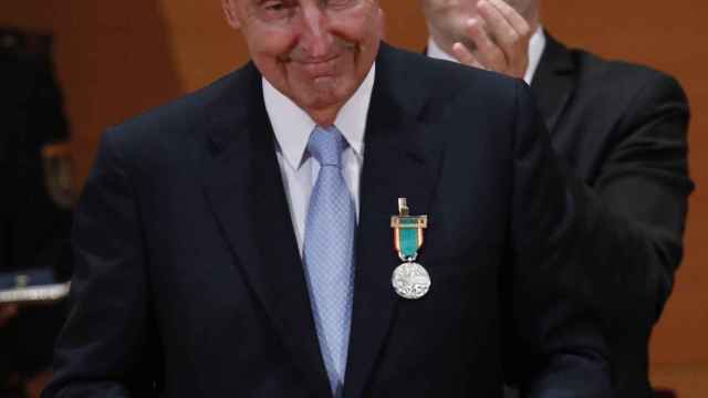 Miquel Roca, recibiendo la Medalla de Plata Honorífica de la Policía a los padres de la Constitución, en un acto presidido por el ministro Fernando Grande-Marlaska / EFE