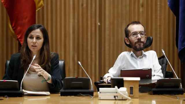 El secretario de organización de Podemos, Pablo Echenique, e Ione Belarra, portavoz adjunta de Unidos Podemos en el Congreso explican el acuerdo sobre Presupuestos / EFE