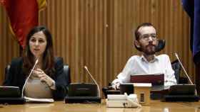 El secretario de organización de Podemos, Pablo Echenique, e Ione Belarra, portavoz adjunta de Unidos Podemos en el Congreso explican el acuerdo sobre Presupuestos / EFE