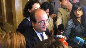 Miquel Icceta contesta a los periodistas en el Parlament / CG