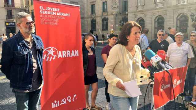 Paluzie, durante el acto con Arran en la plaza Sant Jaume / @arran_jovent