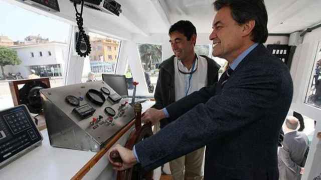 Artur Mas al timón de un barco