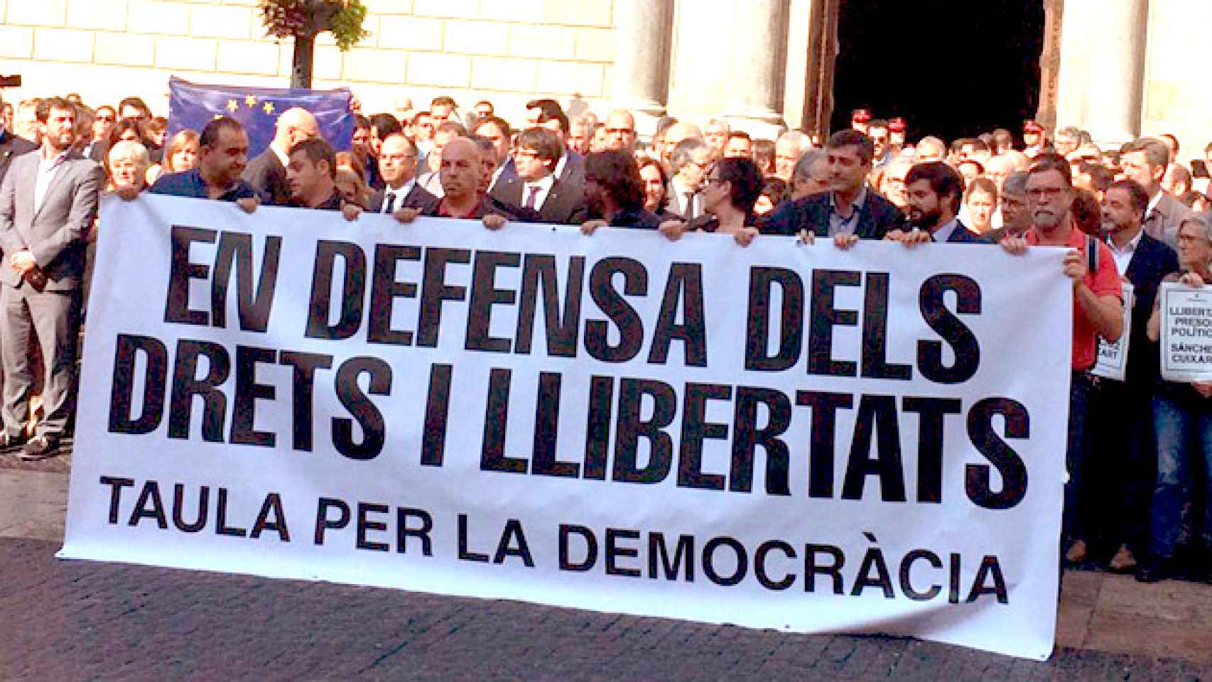 Manifestación en la plaza Sant Jaume por los líderes de la ANC y Òmnium Cultural / TWITTER
