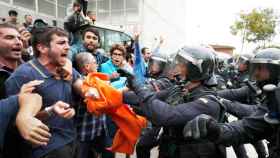 Imagen de un enfrentamiento entre independentistas y Guardia Civil el 1 de octubre de 2017; Colau pagó talleres psicológicos a 170 euros tras el 1-O / EFE
