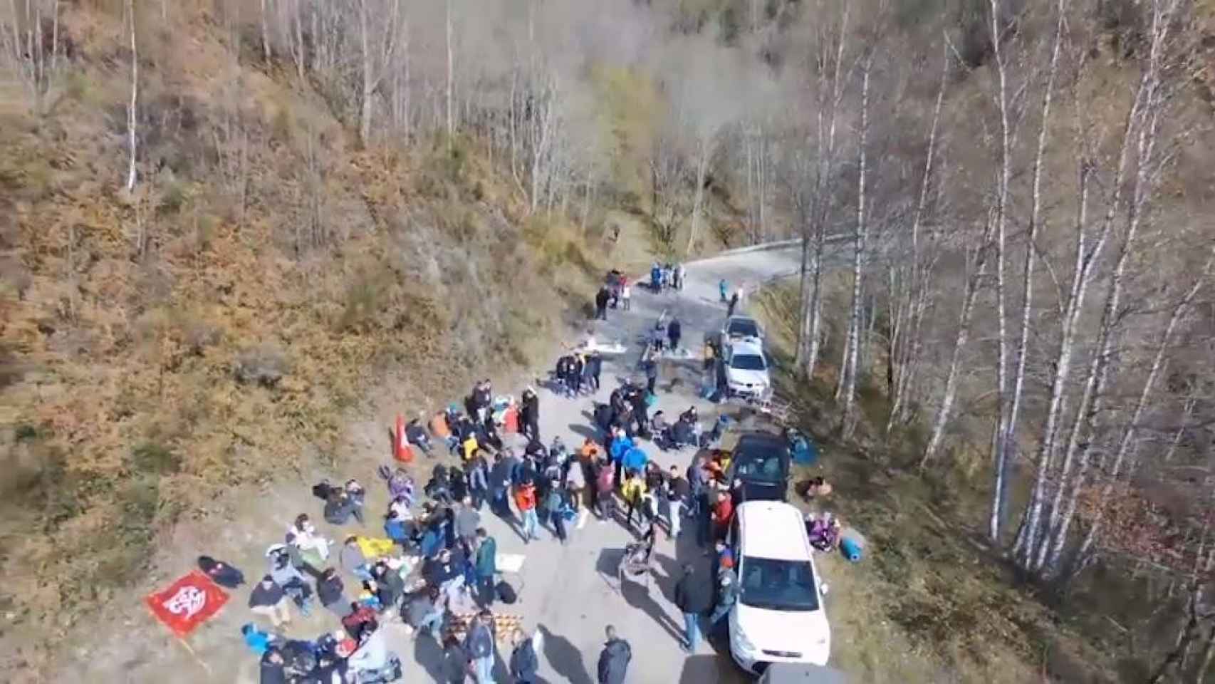 Decenas de personas cortan el paso fronterizo de Ares durante la huelga del 8 de noviembre / AYUNTAMIENTO DE CAMPRODON