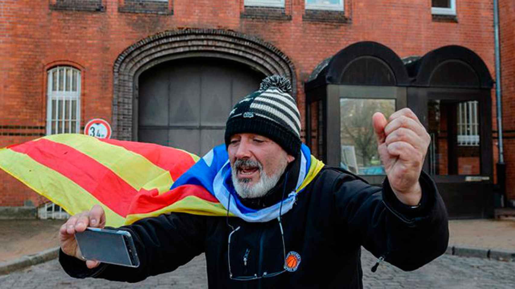 El simpatizante de Cataluña Eduardo Alonso con una estelada frente a la prisión 'Justizvollzugsanstalt (JVA) Neumuenster' / EFE