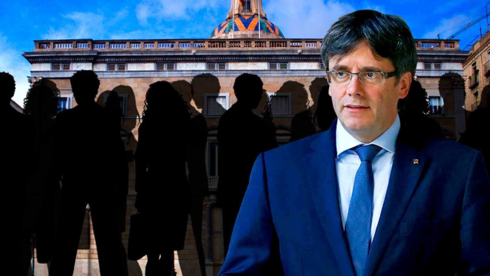 Carles Puigdemont y siluetas de ex cargos del Govern ante la Generalitat / FOTOMONTAJE DE CG