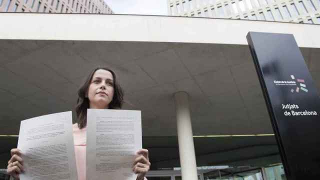Inés Arrimadas enseña la denuncia que ha presentado ente la fiscalía de menores / EFE