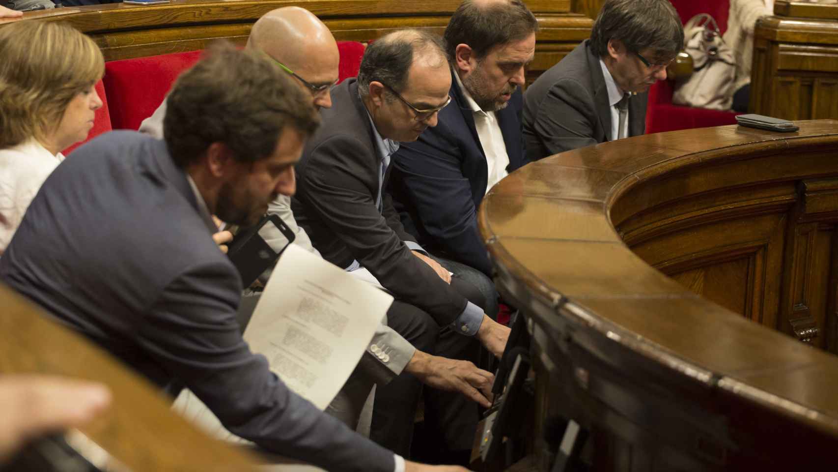 Carles Puigdemont y Oriol Junqueras, en una votación del último pleno del Parlament antes de las vacaciones de verano / PARLAMENT