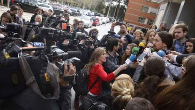 El líder de Podemos, Pablo Iglesias, rodeado de periodistas en una imagen de archivo / EFE
