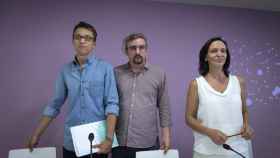 El número dos de Podemos, Íñigo Errejón; el responsable de cultura, Jorge Lago, y la secretaria de análisis político, Carolina Bescansa en el acto de esta mañana en la Complutense / EFE