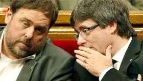 Oriol Junqueras y Carles Puigdemont esta mañana en la sesión plenaria del Parlament.