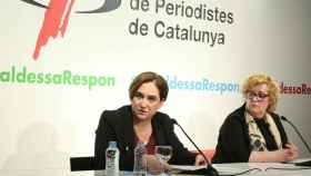 Ada Colau (izquierda), alcaldesa de Barcelona, en su conferencia de inicio de curso en el Colegio de Periodistas.