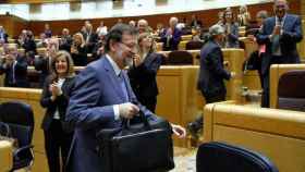 El presidente del Gobierno, Mariano Rajoy, aplaudido por la bancada del PP en el Senado, en una imagen de abril de este año.