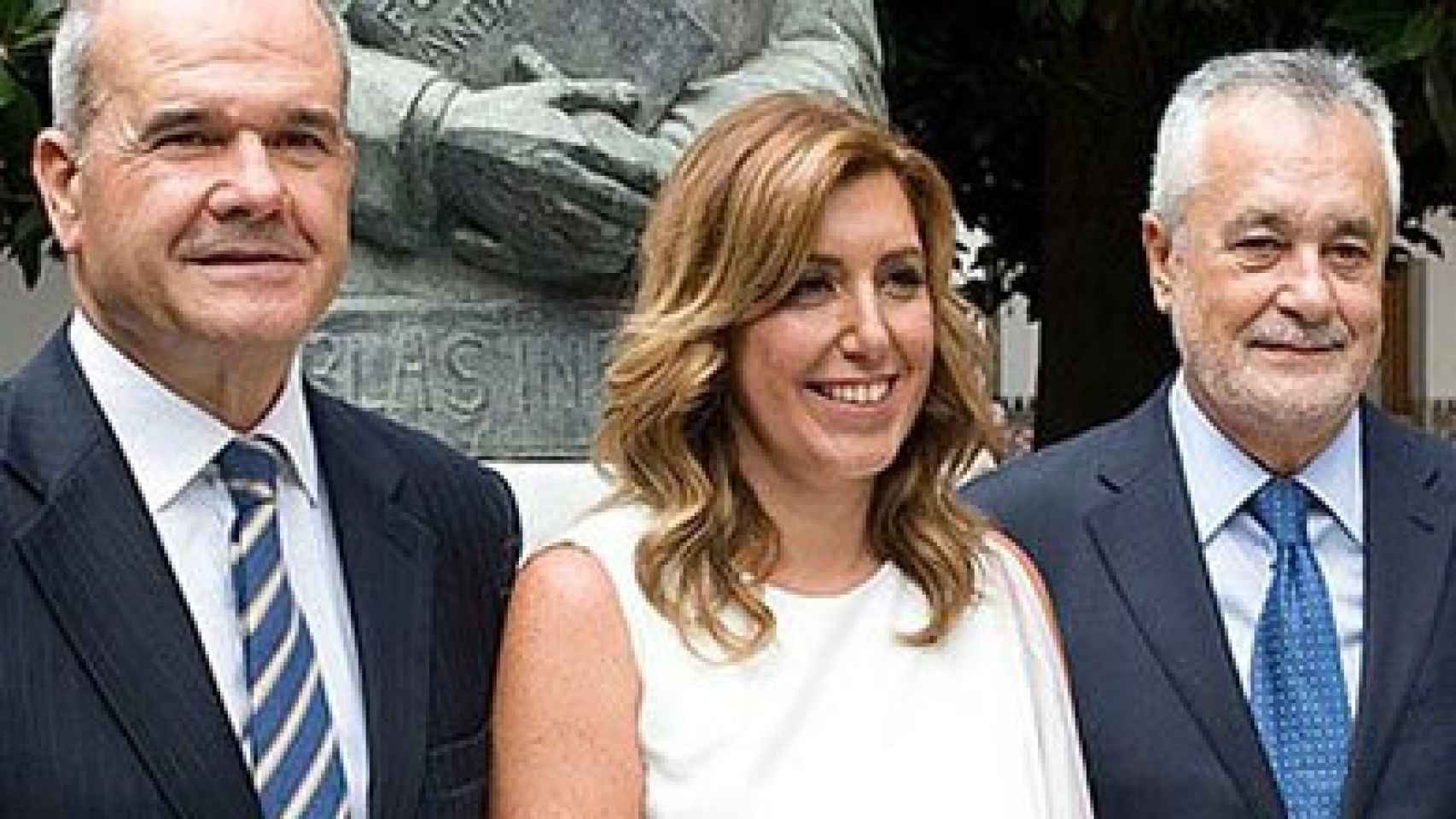 Los ex presidentes autonómicos de Andalucía Manuel Chaves (i)  y José Antonio Griñán, flanqueando a la actual presidenta, Susana Díaz, en un acto institucional / EFE