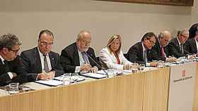 Artur Mas, Joana Ortega, Andreu Mas-Colell, Francesc Homs, Germà Gordó; y los presidentes de las cuatro diputaciones provinciales de Cataluña, durante la firma del acuerdo para crear una agencia tributaria única en Cataluña, en septiembre de 2012