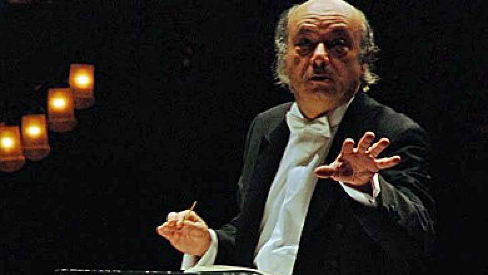 El fundador y director de la Orquestra de Cambra de l'Empordà, Carles Coll, durante un concierto