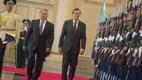 El presidente del Gobierno, Mariano Rajoy, junto al presidente de Kazajstán, Nursultan Nazarbayev, pasando revista a las tropas en Astaná