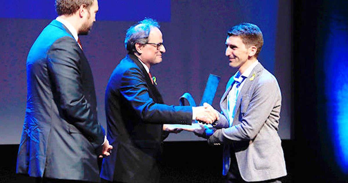 El presidente catalán, Quim Torra (c), entregando el Premio Catalán del Año 2016 a Oriol Mitjà (d) / ISGLOBAL