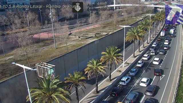 Retenciones en la ronda Litoral tras el accidente mortal de un motorista en Sant Adrià / TRÀNSIT