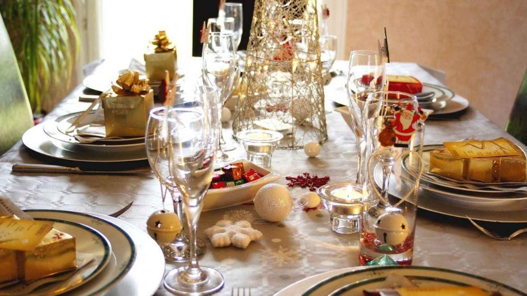 Imagen de archivo de una mesa preparada para la comida de Navidad, como la de Carolina Duddridge, que cobra a su familia por la cena Navideña  / PIXABAY