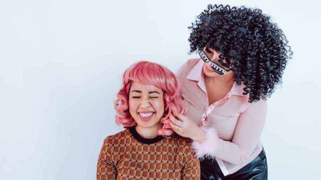 Dos mujeres se prueban unas pelucas