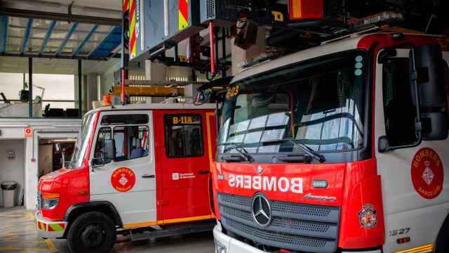 Dos vehículos de bomberos de Barcelona, cuerpo que ha acudido a una explosión en un piso de Nou Barris / EUROPA PRESS