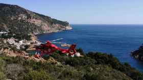 El helicóptero de los bomberos que ha rescatado a una mujer este sábado ante la costa de Girona / BOMBERS