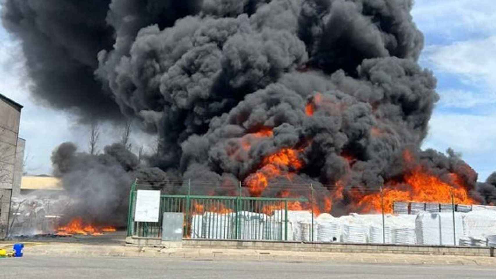 Incendio declarado en una fábrica de sillas de plástico en Les Preses / BOMBERS