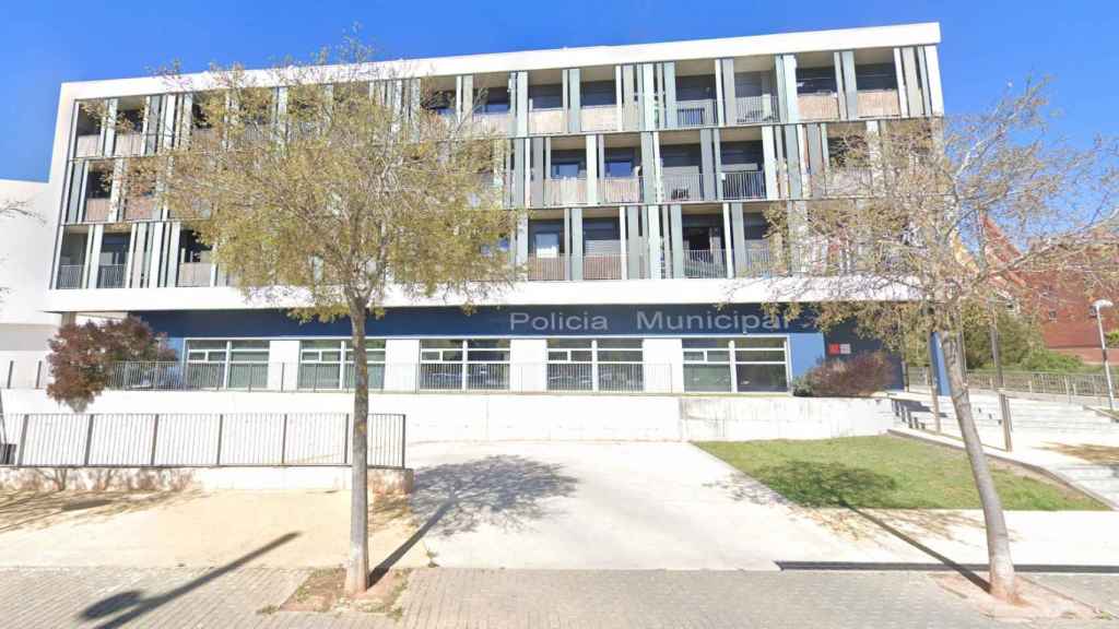 Comisaría de la policía municipal de Gavà, a la que pertenece el agente investigado / GOOGLE STREET VIEW