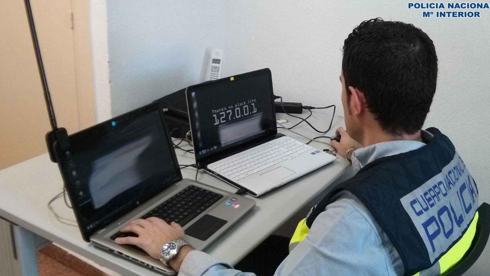 Un agente del CNP analiza el ordenador de un presunto estafador por el método phishing, en una imagen de archivo  / EUROPA PRESS