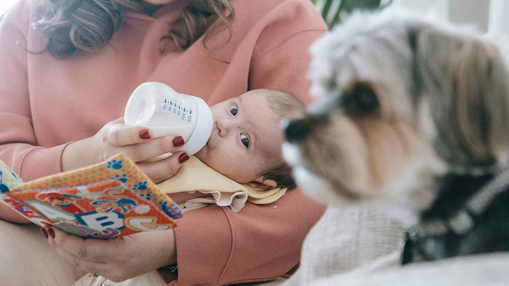 Un bebé es alimentado por su madre / PEXELS