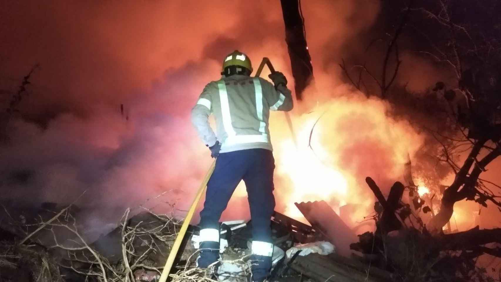 Un bombero durante las tareas de extinción de un fuego