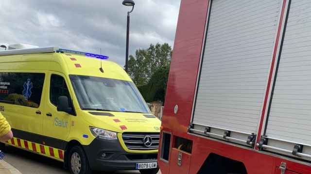 Una ambulancia y un coche de bomberos para atender a los jóvenes / SEM