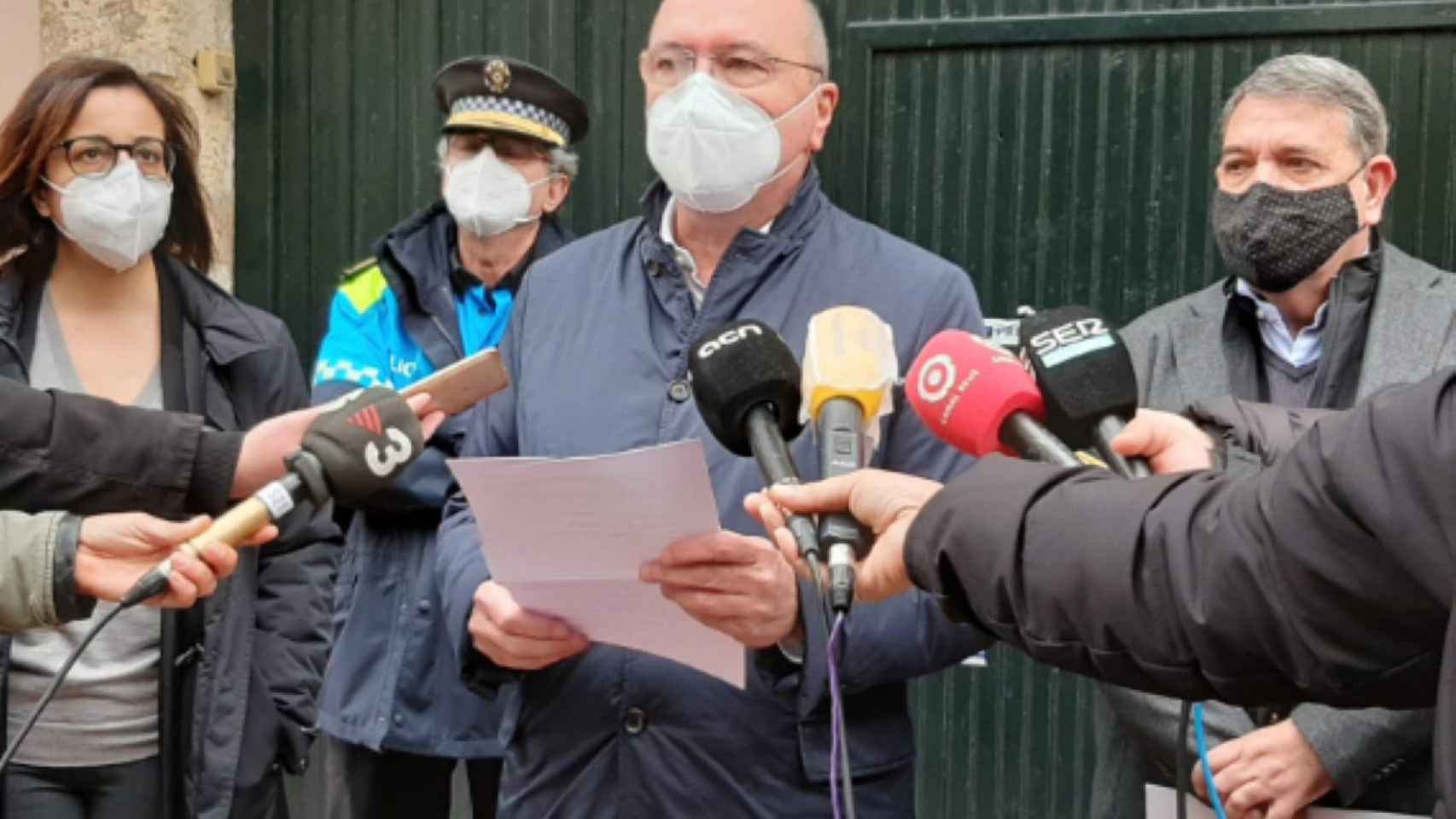 Instante en el que el alcalde de Reus, Carles Pellicer, anuncia el precinto del local por no cumplir con las medidas sanitarias / AYUNTAMIENTO DE REUS