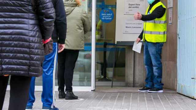 Un condenado a trabajos comunitarios hace tareas de prevención del Covid-19 en el CAP Llefià de Badalona / CONSELLERIA DE JUSTICIA