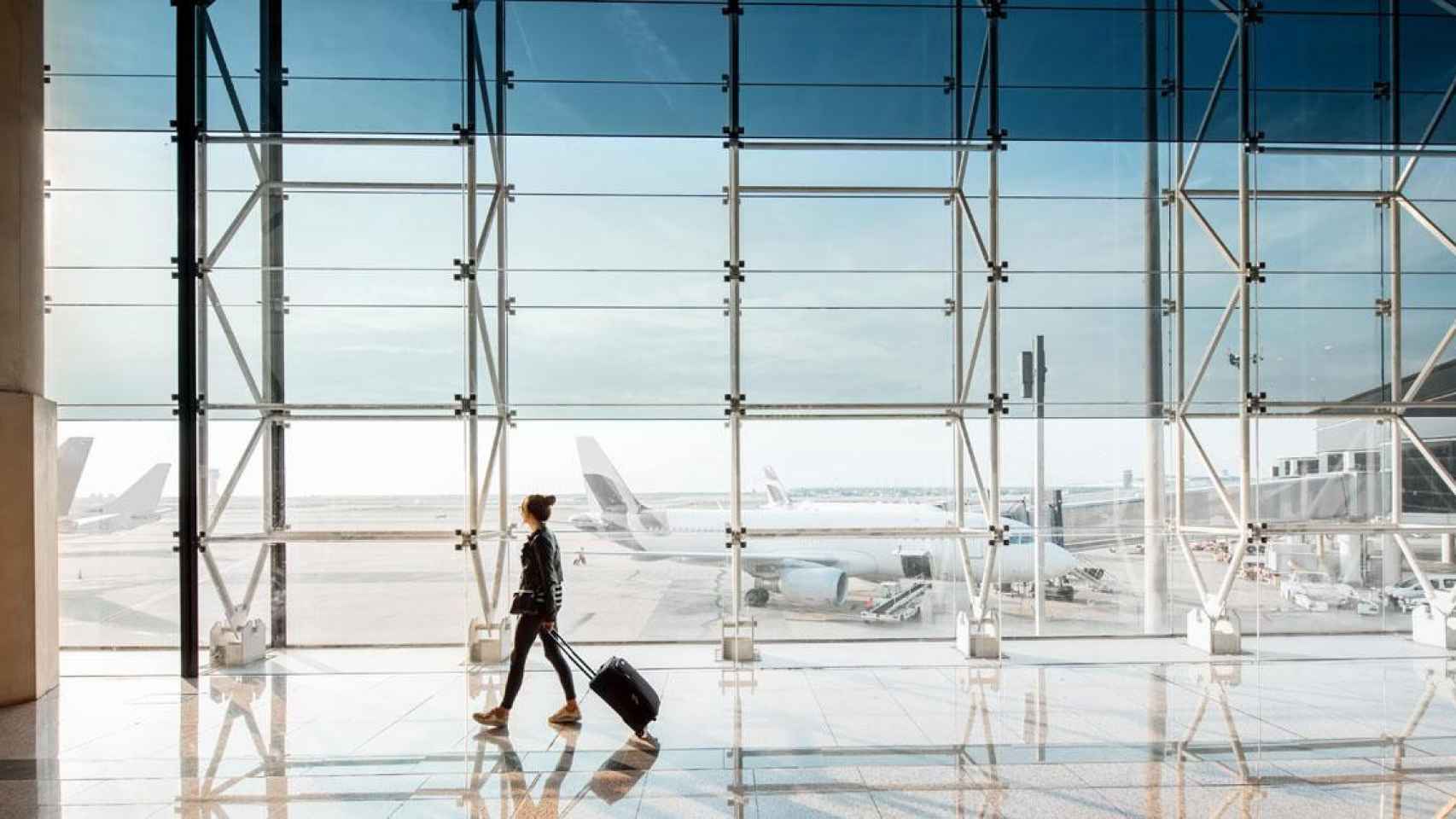 Un pasajero en el aeropuerto Josep Tarradellas-Barcelona El Prat / EP