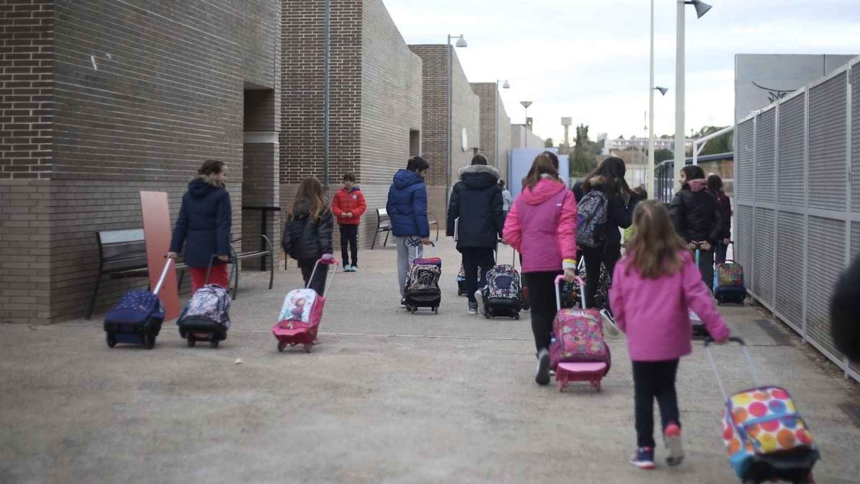Alumnos entrando en un centro escolar catalán / EP