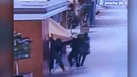 Imagen del asalto exprés a la joyería Oro Vivo del centro comercial Montigalà, en Badalona / CG