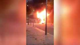 El autobús en llamas en Bon Pastor (Barcelona) / TWITTER