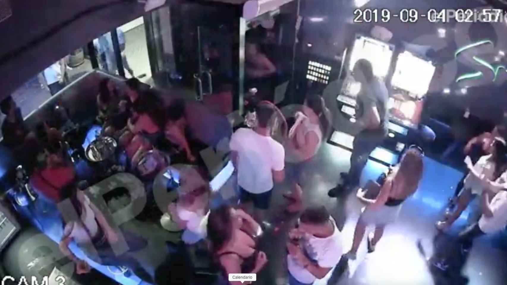 Momento en el que el vigilante de seguridad resulta herido en el bar del Puerto Olímpico / EL PERIÓDICO