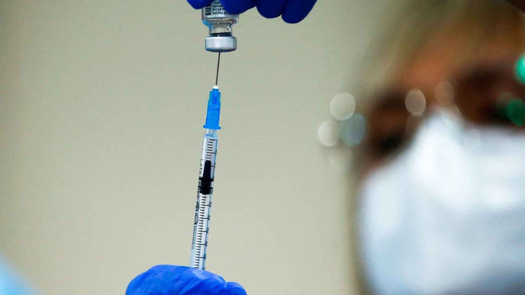 Personal sanitario prepara una dosis de la vacuna contra el Covid-19 / EFE