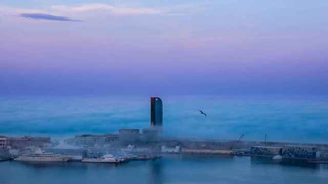 Niebla en Barcelona, capital de Cataluña