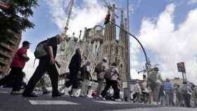 Un grupo de turistas caminan hacia la Sagrada Familia / EFE