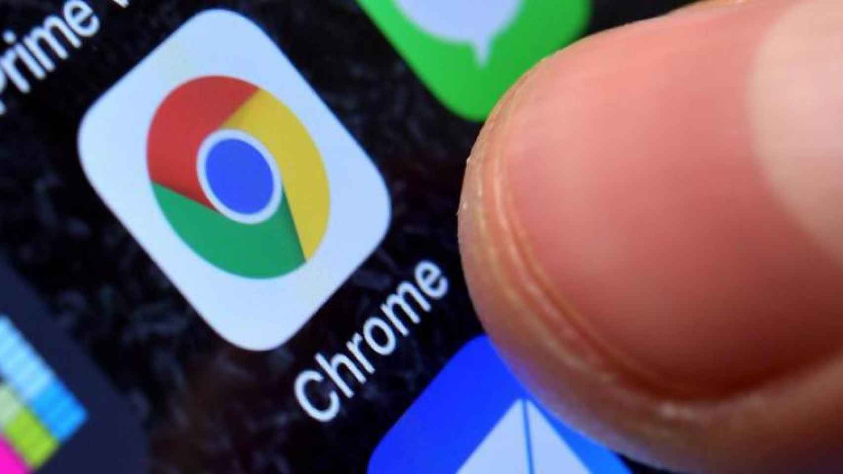 Un usuario trata de entrar en Google Chrome a través del móvil