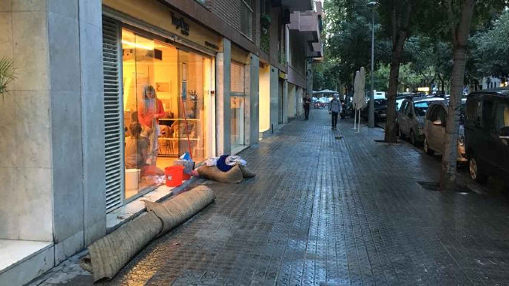 Inundaciones en los comercios de Barcelona en una noche en la que han caído 86 litros de agua en unas tres horas / CG