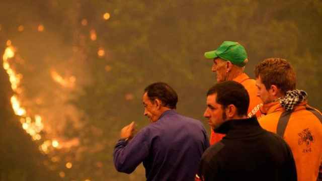 Vecinos controlan las llamas en la Reserva Natural de los Ancares, en Lugo, ayer lunes / EFE