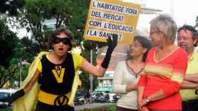 Ada Colau, disfrazada de Supervivienda, reventó un acto de ICV en protesta por la burbuja inmobiliaria / CG