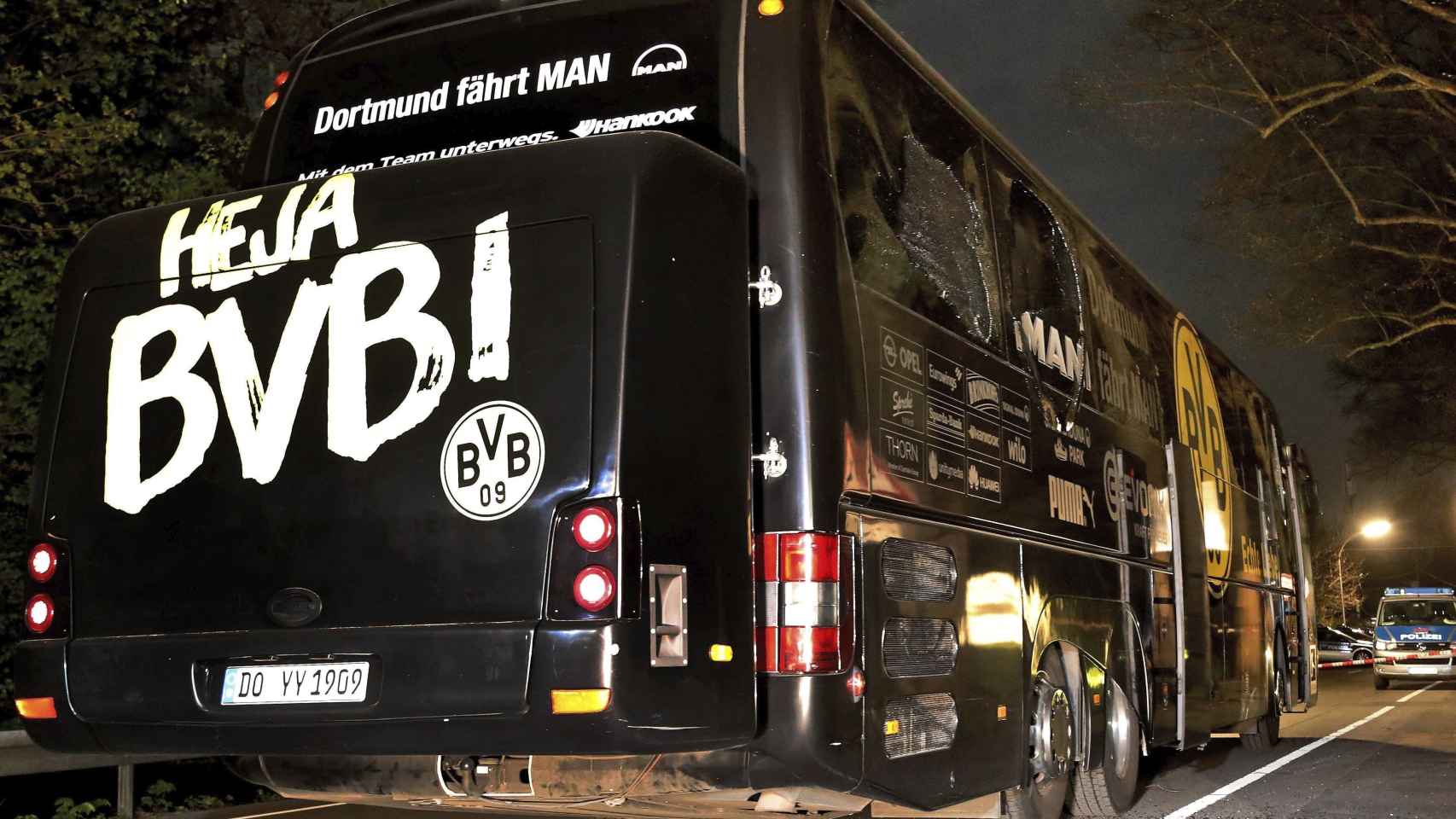 El autobús del Borussia Dortmund dañado por la explosión / EFE